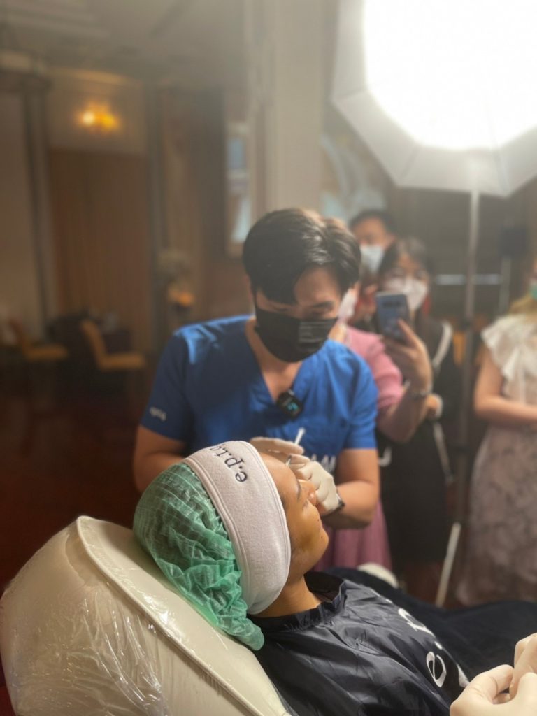 คุณหมอนุ แพทย์ประจำ Attitude Clinic ของเรา ร่วมเป็น Co-Trainer บรรยายและสอนเทคนิคการฉีดฟิลเลอร์ในงาน 5th AAM Master Class: Lecture and Hands-on Workshop ฟิลเลอร์ e.p.t.q.