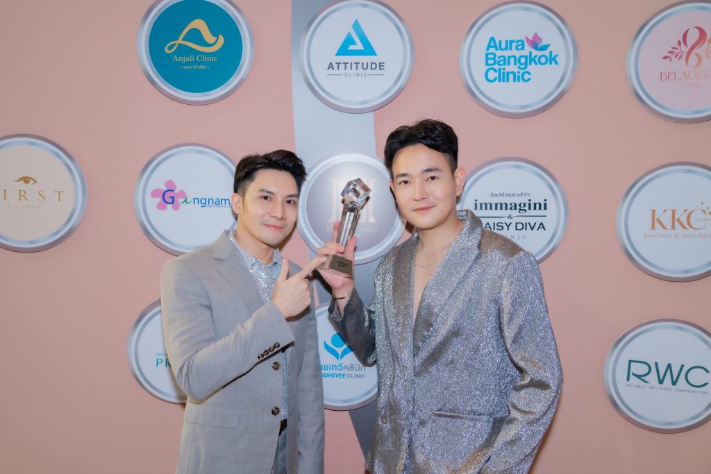 คุณหมอนุและคุณตี๋ ผู้บริหาร Attitude Clinic ได้รับเชิญเข้าร่วมงานรับรางวัล Diamond Awards 2022 คลินิกที่มียอดใช้ Botox และ Filler อเมริกาสูงสุดระดับประเทศ ติดต่อกันเป็นปีที่ 3 แล้ว