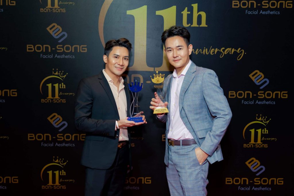 คุณหมอนุและคุณตี๋ ผู้บริหาร Attitude Clinic ได้รับเชิญเข้าร่วมงานรับรางวัล Blue Diamond Awards 2022 1 ใน 2 คลินิกภาคเหนือมียอดใช้ Hugel Toxin สูงสุดระดับประเทศต่อเนื่องเป็นปีที่ 2 แล้ว