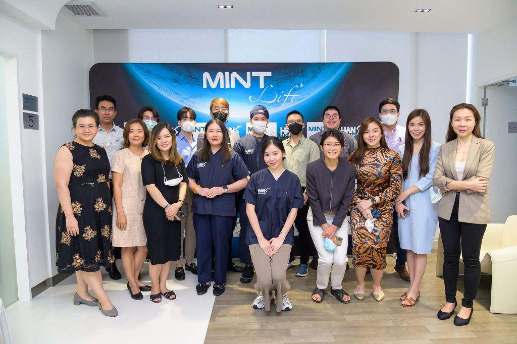 คุณหมอเอิร์ท แพทย์ประจำ Attitude Clinic สาขาห้วยขวาง คุณหมอเอิร์ท แพทย์ประจำ Attitude Clinic สาขาห้วยขวาง