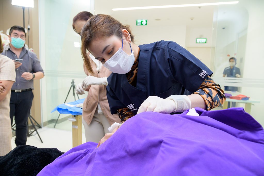 คุณหมอเอิร์ท แพทย์ประจำ Attitude Clinic สาขาห้วยขวาง คุณหมอเอิร์ท แพทย์ประจำ Attitude Clinic สาขาห้วยขวาง
