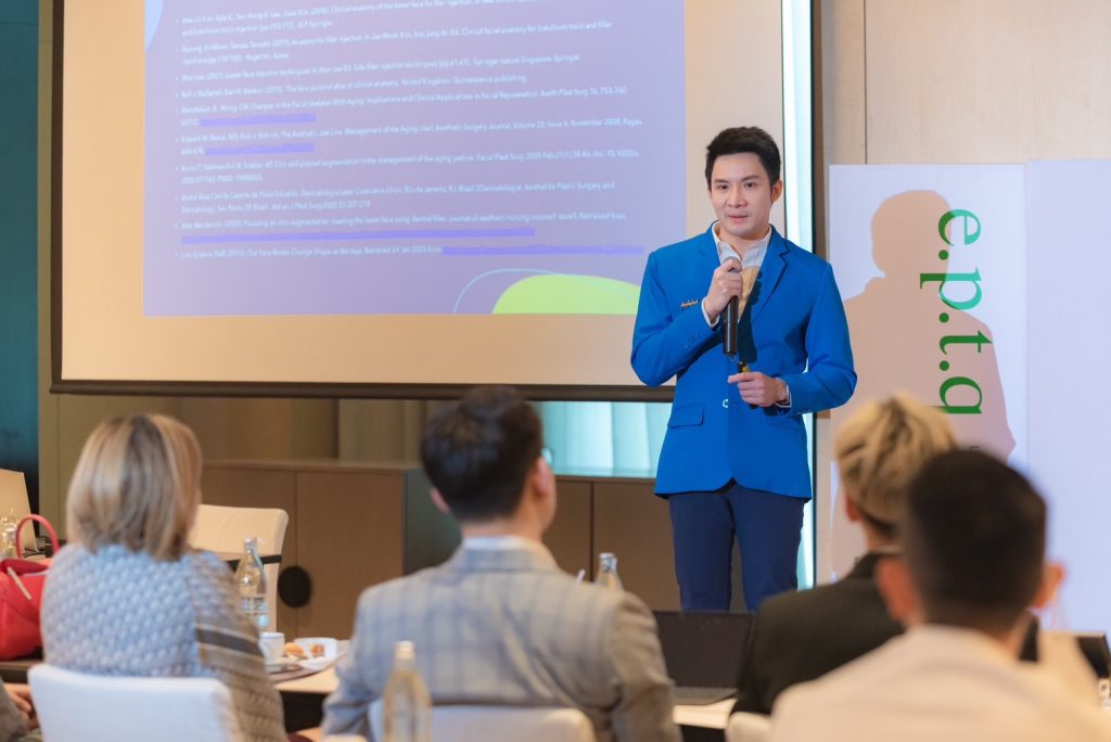 คุณหมอนุ ร่วมงานกับทาง EPTQ Thailand บรรยายและรับคำแนะนำจากอาจารย์ผู้เชี่ยวชาญด้านเวชศาสตร์ความงาม เพื่อนำมาพัฒนาทักษะการนำเสนอและถ่ายทอดความรู้อย่างมีประสิทธิภาพสู่ EPTQ Thailand Certified Trainer รุ่นที่ 1