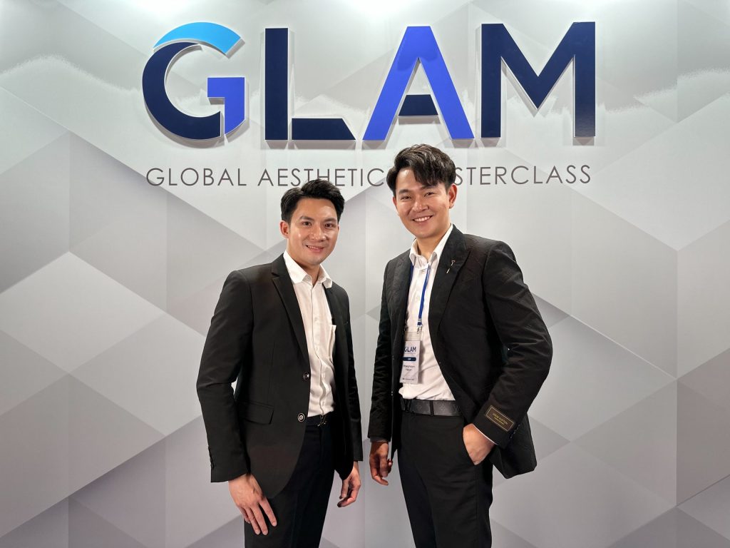คุณหมอนุ และคุณตี๋ ผู้บริหาร Attitude Clinic บุกเกาหลีร่วมงาน GLAM : Global Aesthetics Masterclass เยี่ยมชม Hugel Factory ผู้ผลิตโบท็อกซ์ Aestox ประเทศเกาหลีใต้