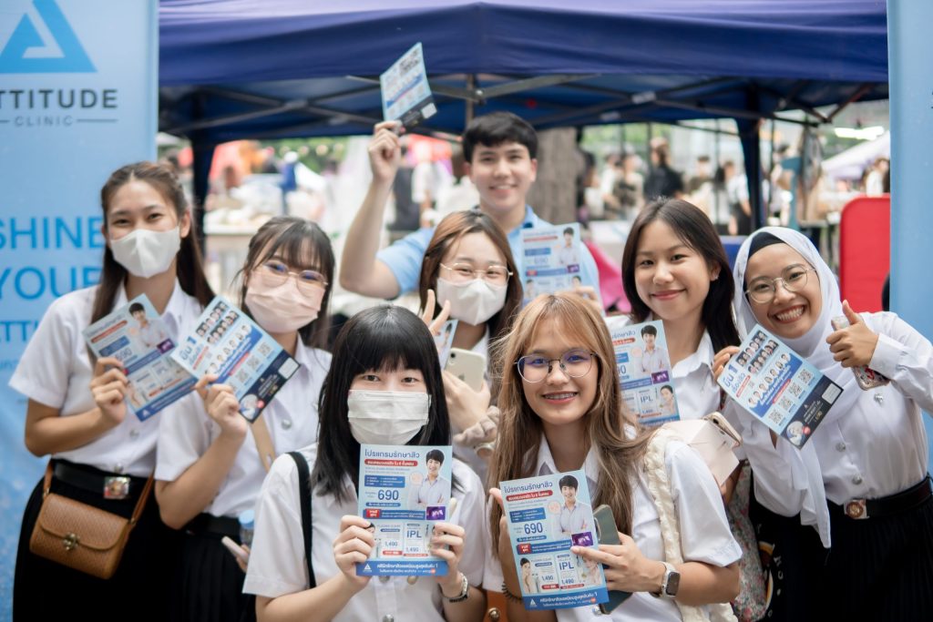 Attitude Clinic บุกมช. ออกบูธแจกจัดหนัก แจกจัดเต็มที่งาน Frist Meet CMU เปิดโลกกิจกรรม ต้อนรับน้องๆนักศึกษาใหม่ประจำปี 2566