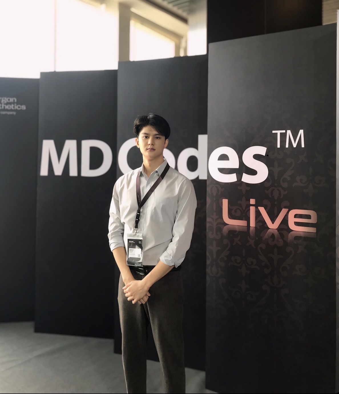 คุณหมอภาคย์ ได้รับเกียรติเข้าร่วมงาน MD Codes Live Tour 2024 โดย Dr.Mauricio de Maio ผู้คิดค้นพัฒนาหลักสูตร MD Codes เทคนิคการใช้สารเติมเต็มปรับรูปหน้าที่มีชื่อเสียงและเป็นที่ยอมรับในวงการศัลยกรรมความงามทั่วโลก