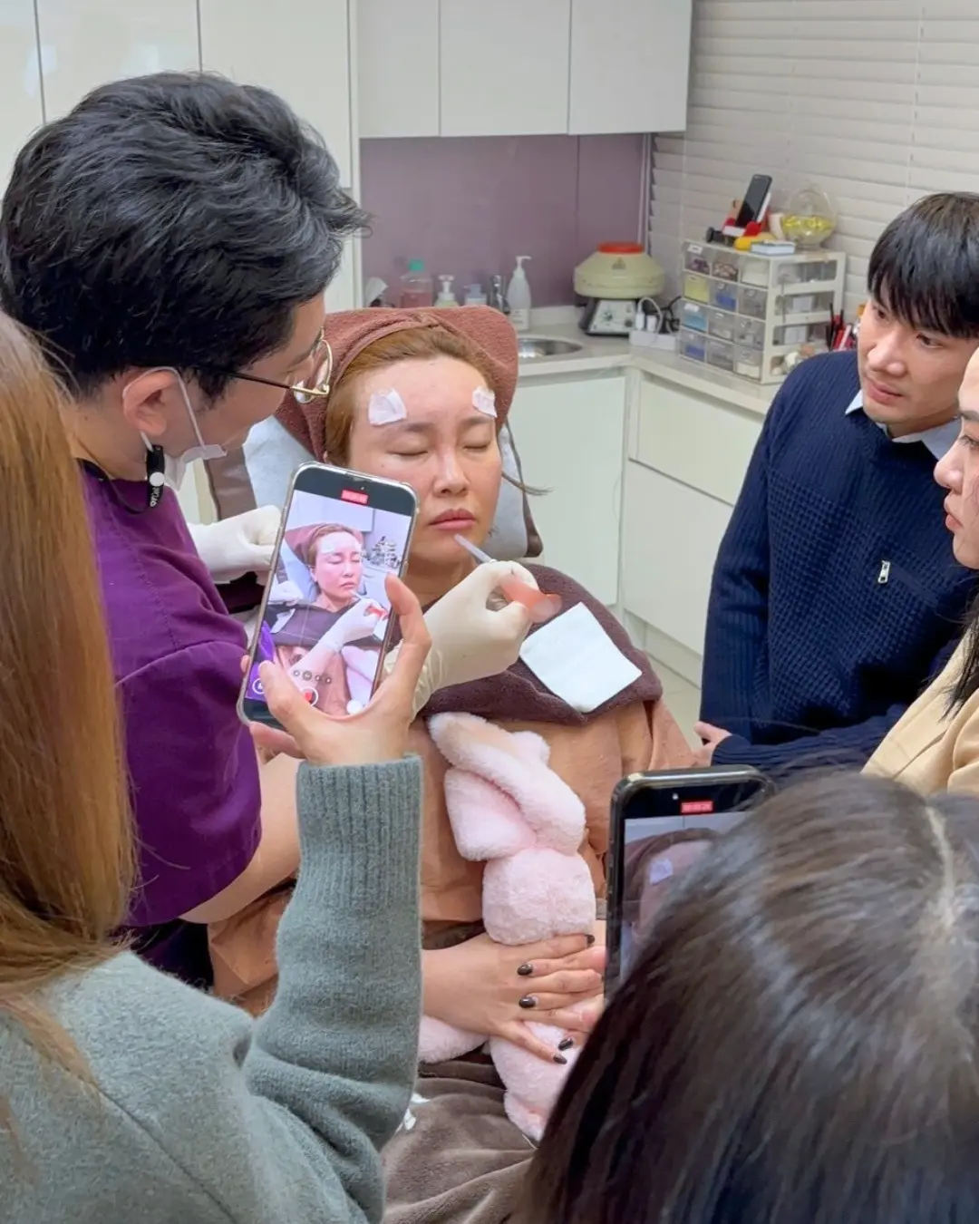 คุณหมอนุได้มีโอกาสรับเชิญไปดูงานกับทางบริษัท Vitapharm ไปศึกษาดูงาน CHA Bio Complex อัพเดตความรู้ใหม่ๆ เกี่ยวกับโปรแกรมฉีดฟิลเลอร์ที่ประเทศเกาหลีใต้