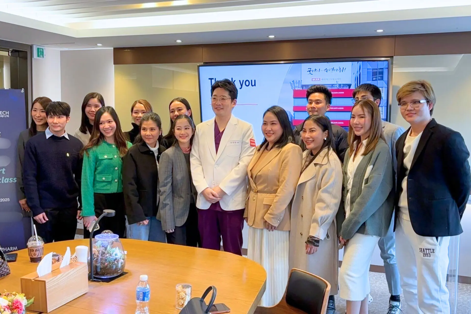 คุณหมอนุได้มีโอกาสรับเชิญไปดูงานกับทางบริษัท Vitapharm ไปศึกษาดูงาน CHA Bio Complex อัพเดตความรู้ใหม่ๆ เกี่ยวกับโปรแกรมฉีดฟิลเลอร์ที่ประเทศเกาหลีใต้