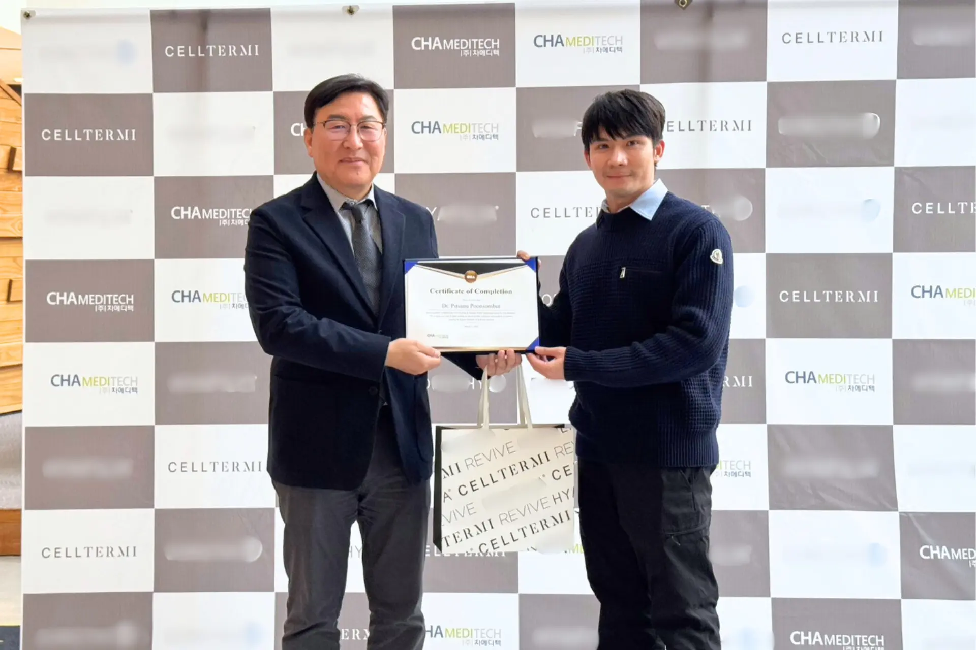 คุณหมอนุได้มีโอกาสรับเชิญไปดูงานกับทางบริษัท Vitapharm ไปศึกษาดูงาน CHA Bio Complex อัพเดตความรู้ใหม่ๆ เกี่ยวกับโปรแกรมฉีดฟิลเลอร์ที่ประเทศเกาหลีใต้