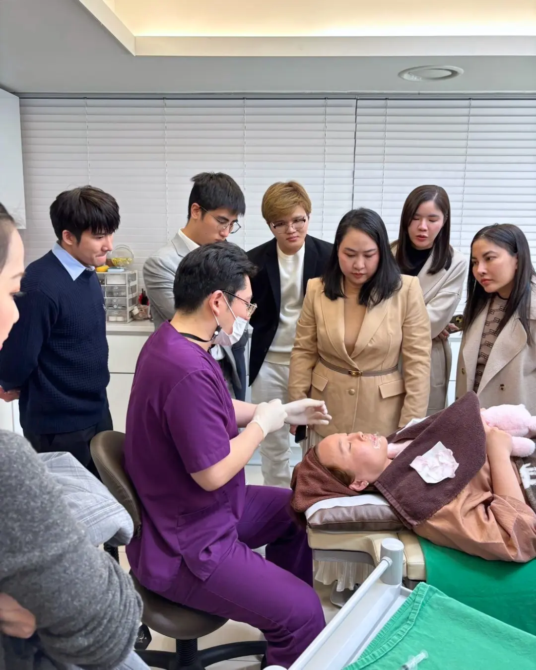 คุณหมอนุได้มีโอกาสรับเชิญไปดูงานกับทางบริษัท Vitapharm ไปศึกษาดูงาน CHA Bio Complex อัพเดตความรู้ใหม่ๆ เกี่ยวกับโปรแกรมฉีดฟิลเลอร์ที่ประเทศเกาหลีใต้