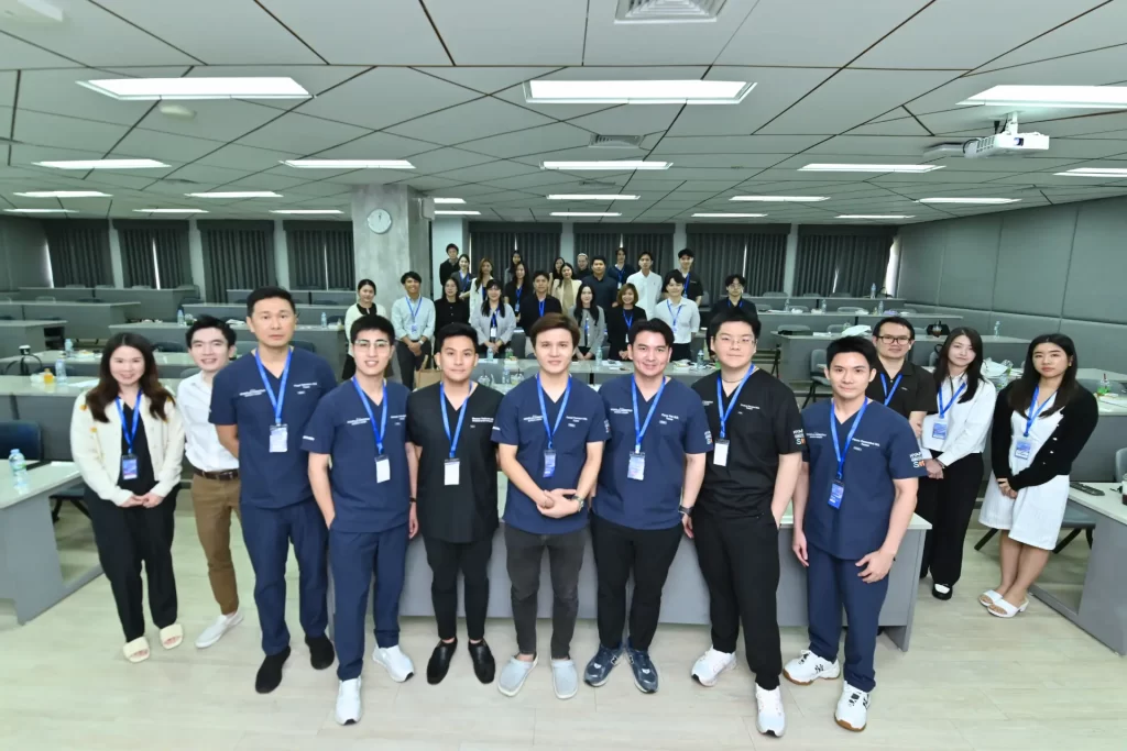 คุณหมอนุ หนึ่งในทีมแพทย์เทรนเนอร์โปรแกรมฉีดฟิลเลอร์ ได้ร่วมบรรยาย และสาธิตการฉีดโปรแกรมฟิลเลอร์ในงาน HYA Exclusive Hands-on Workshop