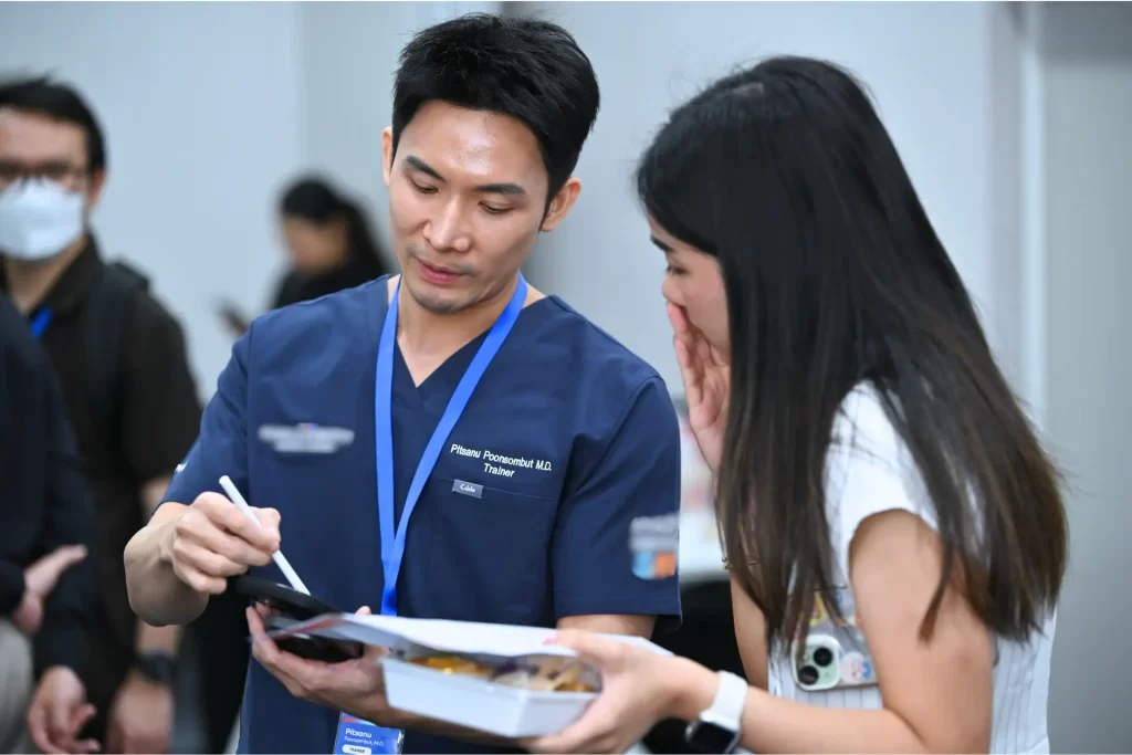 คุณหมอนุ หนึ่งในทีมแพทย์เทรนเนอร์โปรแกรมฉีดฟิลเลอร์ ได้ร่วมบรรยาย และสาธิตการฉีดโปรแกรมฟิลเลอร์ในงาน HYA Exclusive Hands-on Workshop