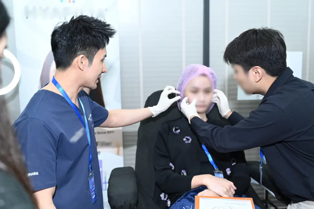 คุณหมอนุ หนึ่งในทีมแพทย์เทรนเนอร์โปรแกรมฉีดฟิลเลอร์ ได้ร่วมบรรยาย และสาธิตการฉีดโปรแกรมฟิลเลอร์ในงาน HYA Exclusive Hands-on Workshop