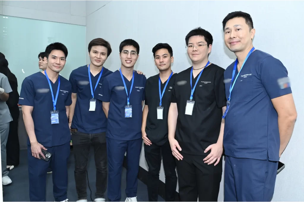 คุณหมอนุ หนึ่งในทีมแพทย์เทรนเนอร์โปรแกรมฉีดฟิลเลอร์ ได้ร่วมบรรยาย และสาธิตการฉีดโปรแกรมฟิลเลอร์ในงาน HYA Exclusive Hands-on Workshop