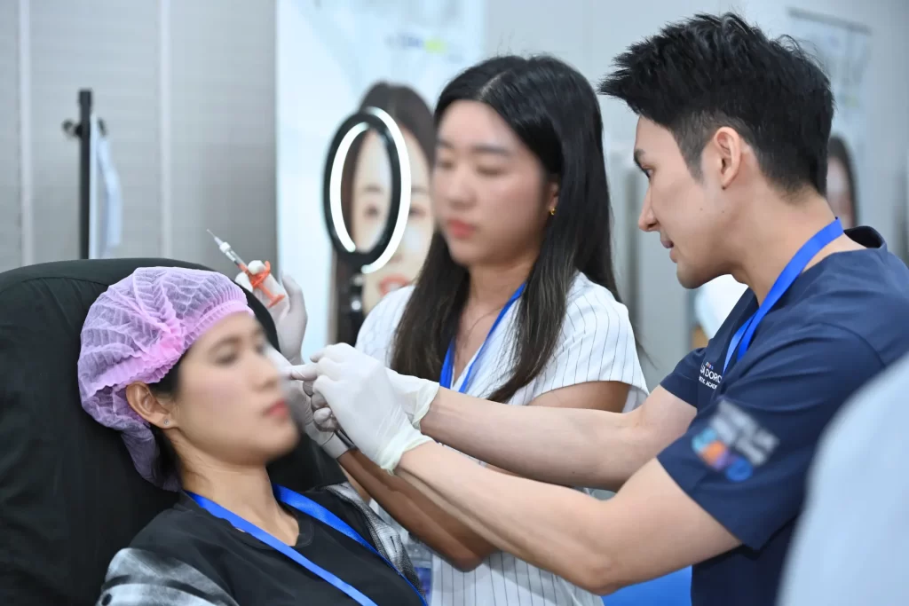 คุณหมอนุ หนึ่งในทีมแพทย์เทรนเนอร์โปรแกรมฉีดฟิลเลอร์ ได้ร่วมบรรยาย และสาธิตการฉีดโปรแกรมฟิลเลอร์ในงาน HYA Exclusive Hands-on Workshop