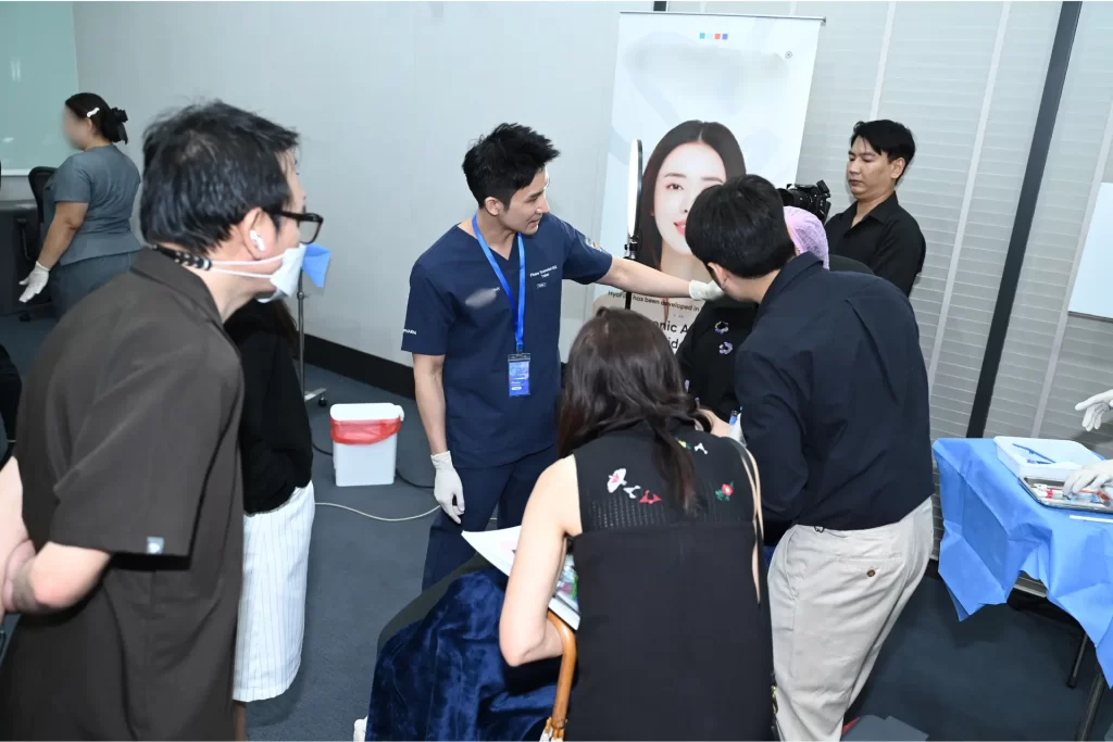 คุณหมอนุ หนึ่งในทีมแพทย์เทรนเนอร์โปรแกรมฉีดฟิลเลอร์ ได้ร่วมบรรยาย และสาธิตการฉีดโปรแกรมฟิลเลอร์ในงาน HYA Exclusive Hands-on Workshop