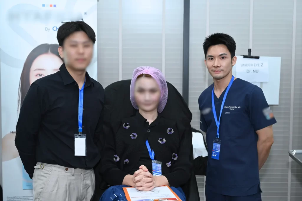 คุณหมอนุ หนึ่งในทีมแพทย์เทรนเนอร์โปรแกรมฉีดฟิลเลอร์ ได้ร่วมบรรยาย และสาธิตการฉีดโปรแกรมฟิลเลอร์ในงาน HYA Exclusive Hands-on Workshop