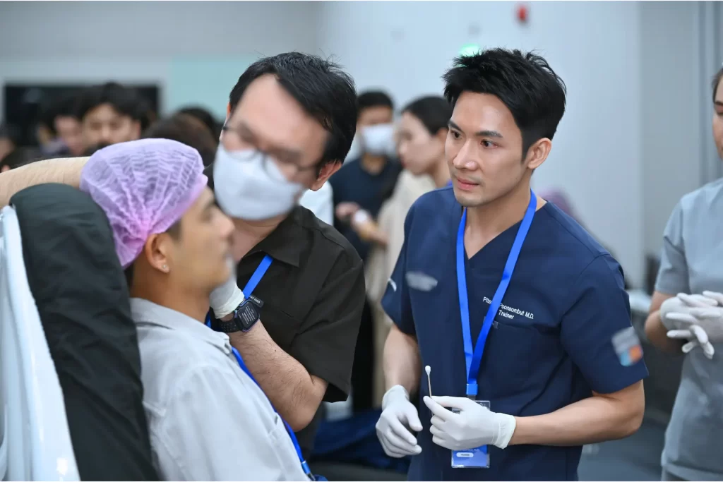 คุณหมอนุ หนึ่งในทีมแพทย์เทรนเนอร์โปรแกรมฉีดฟิลเลอร์ ได้ร่วมบรรยาย และสาธิตการฉีดโปรแกรมฟิลเลอร์ในงาน HYA Exclusive Hands-on Workshop
