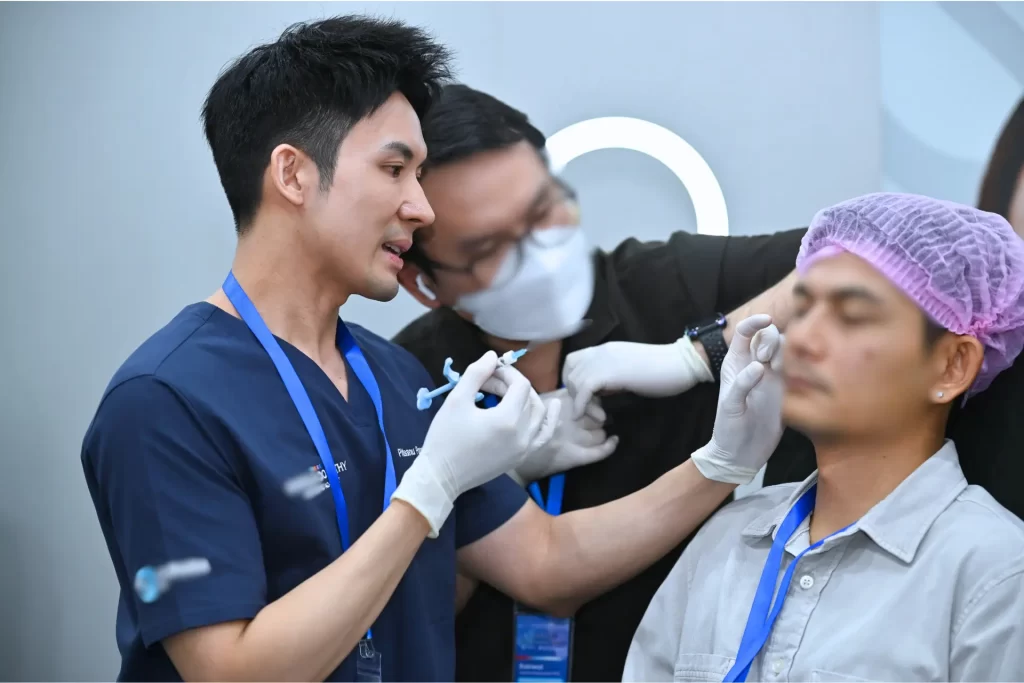 คุณหมอนุ หนึ่งในทีมแพทย์เทรนเนอร์โปรแกรมฉีดฟิลเลอร์ ได้ร่วมบรรยาย และสาธิตการฉีดโปรแกรมฟิลเลอร์ในงาน HYA Exclusive Hands-on Workshop