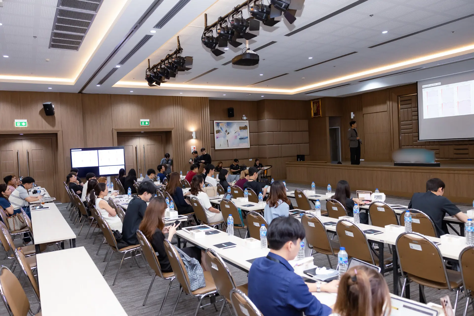 คุณหมอนุ และคุณหมอออดี้ ได้เข้าร่วมงาน OGX Masterclass ณ สถาบันโรคผิวหนัง โรงพยาบาลราชวิถีจัดโดย WonTech Asia