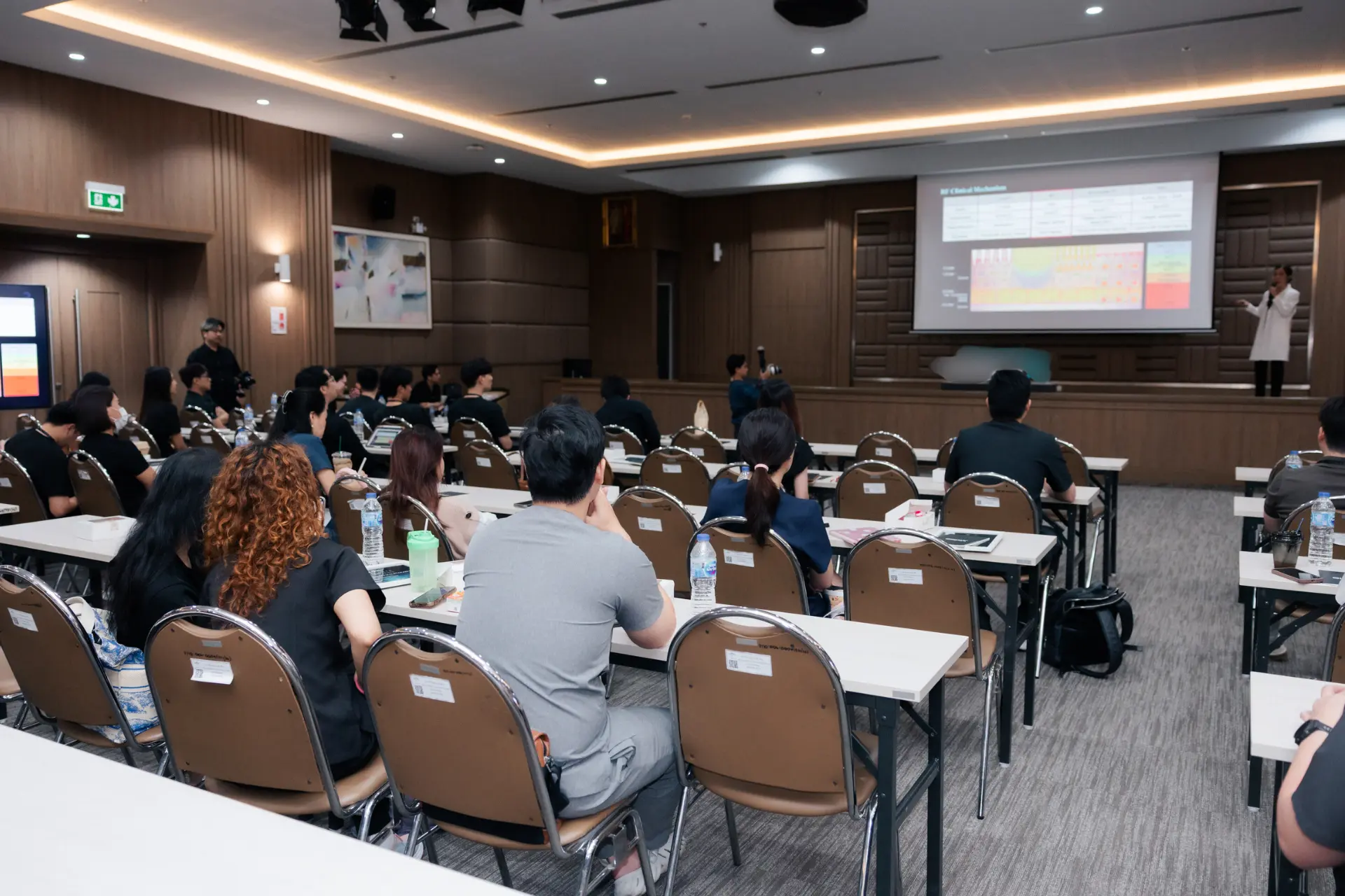 คุณหมอนุ และคุณหมอออดี้ ได้เข้าร่วมงาน OGX Masterclass ณ สถาบันโรคผิวหนัง โรงพยาบาลราชวิถีจัดโดย WonTech Asia