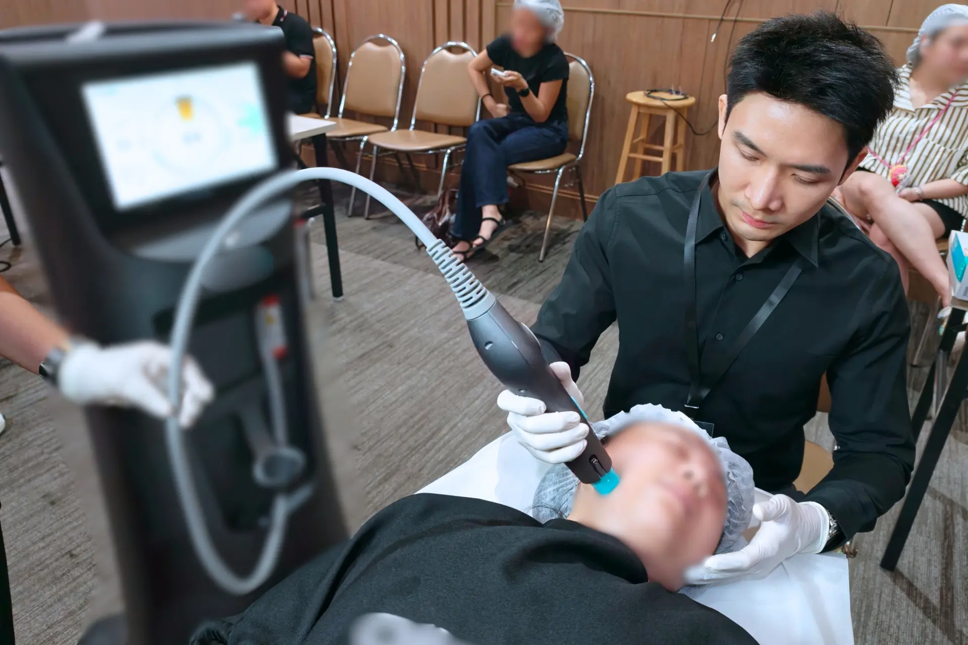 คุณหมอนุ และคุณหมอออดี้ ได้เข้าร่วมงาน OGX Masterclass ณ สถาบันโรคผิวหนัง โรงพยาบาลราชวิถีจัดโดย WonTech Asia