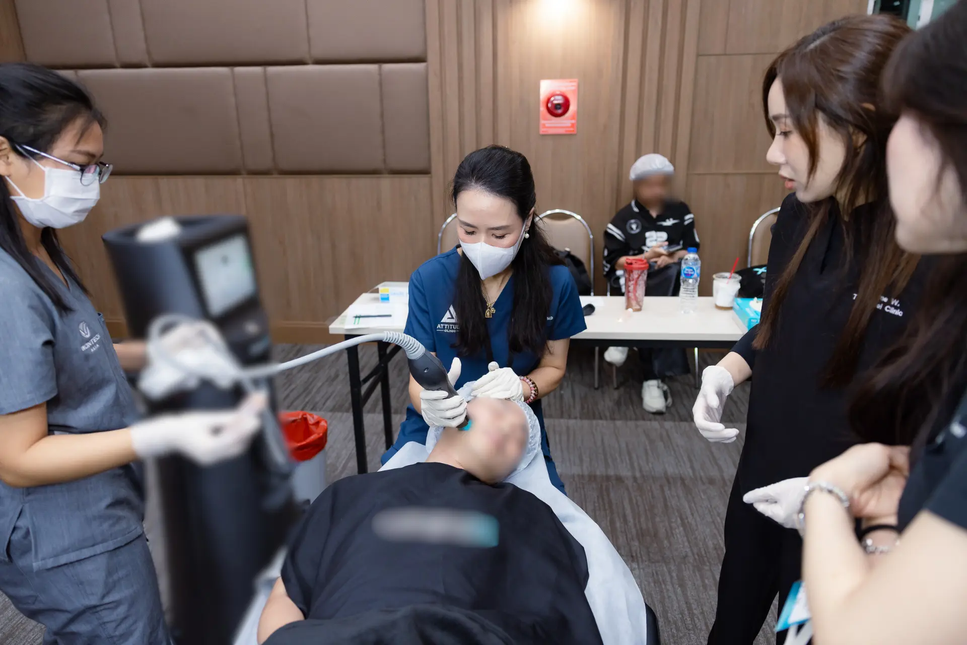 คุณหมอนุ และคุณหมอออดี้ ได้เข้าร่วมงาน OGX Masterclass ณ สถาบันโรคผิวหนัง โรงพยาบาลราชวิถีจัดโดย WonTech Asia