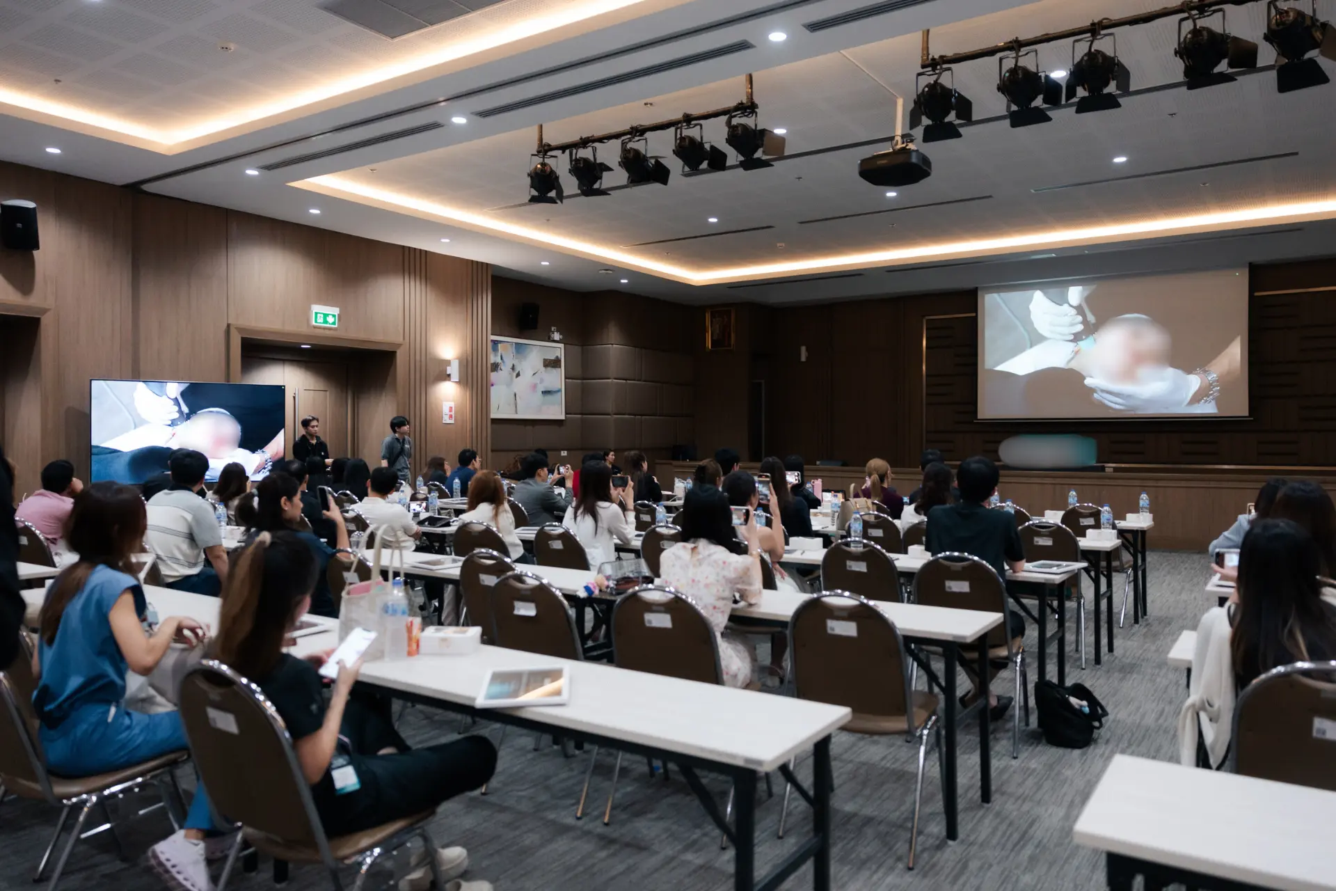 คุณหมอนุ และคุณหมอออดี้ ได้เข้าร่วมงาน OGX Masterclass ณ สถาบันโรคผิวหนัง โรงพยาบาลราชวิถีจัดโดย WonTech Asia