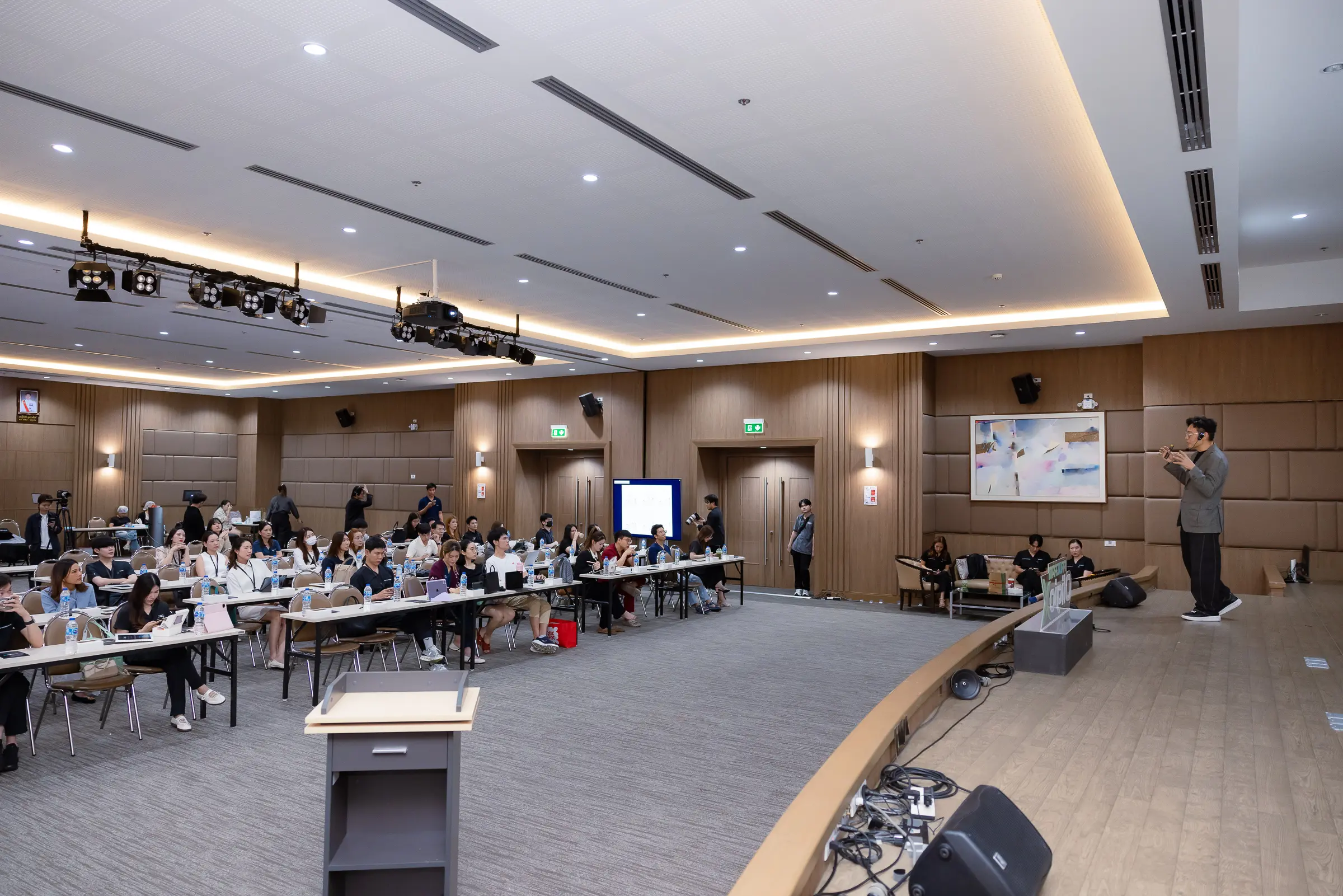 คุณหมอนุ และคุณหมอออดี้ ได้เข้าร่วมงาน OGX Masterclass ณ สถาบันโรคผิวหนัง โรงพยาบาลราชวิถีจัดโดย WonTech Asia