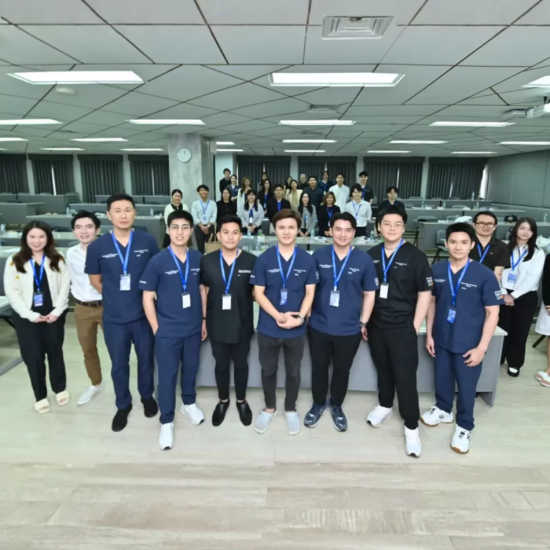 คุณหมอนุ หนึ่งในทีมแพทย์เทรนเนอร์โปรแกรมฉีดฟิลเลอร์ ได้ร่วมบรรยาย และสาธิตการฉีดโปรแกรมฟิลเลอร์ในงาน HYA Exclusive Hands-on Workshop